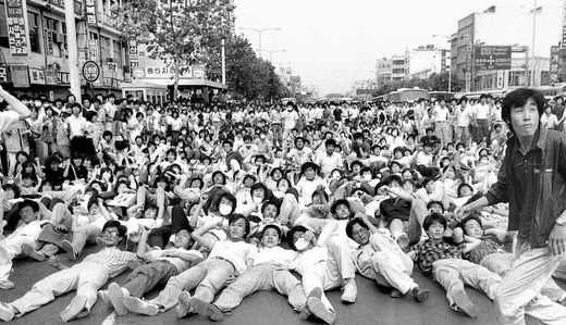 1987 South Koreans protest against military dictatorship.jpg,