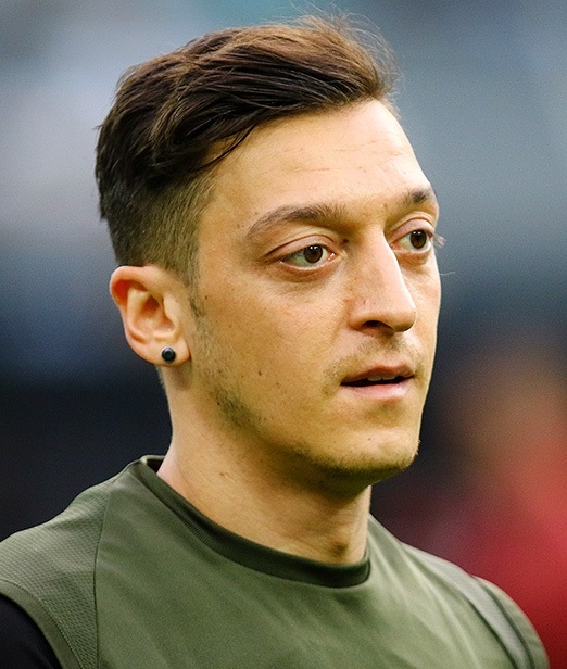 Mesut_Özil_at_Baku_before_2019_UEFA_Europe_League_Final